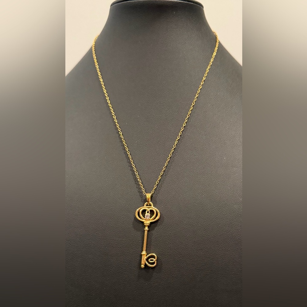 Elegant Gold Key Pendant Necklace